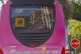 Parte trasera de un autobús de ruta de transporte escolar.