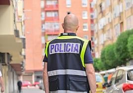 Un agente de policía, de espaldas en una calle de Valladolid.