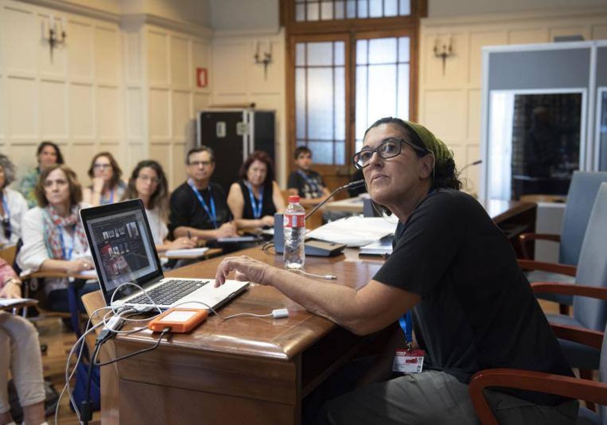 Sofía Moro imparte un taller de fotografía.