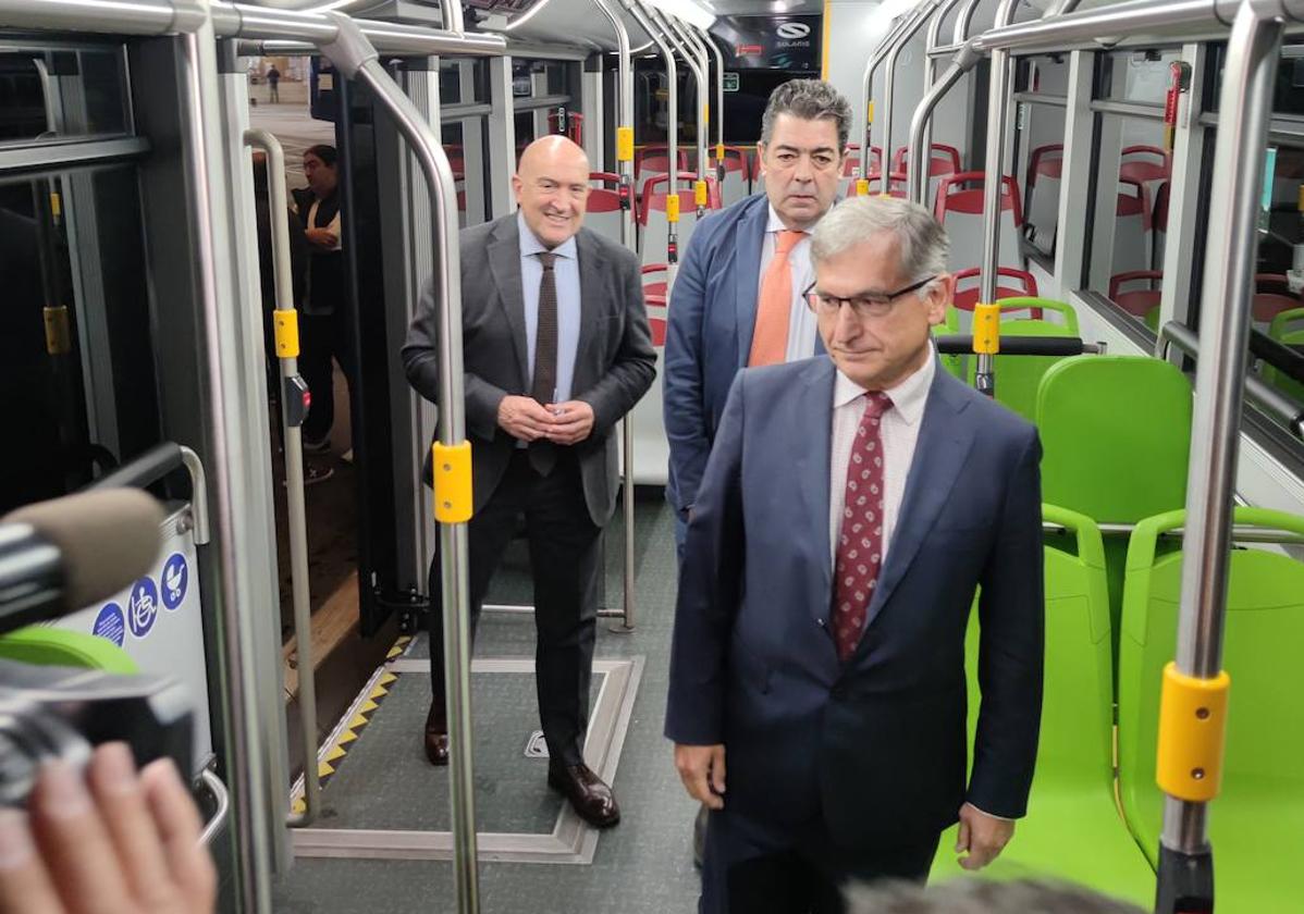 Eduardo Cabanillas, nuevo gerente de Auvasa, junto a Alberto Gutiérrez Alberca y Jesús Julio Carnero, en las instalaciones de Auvasa.