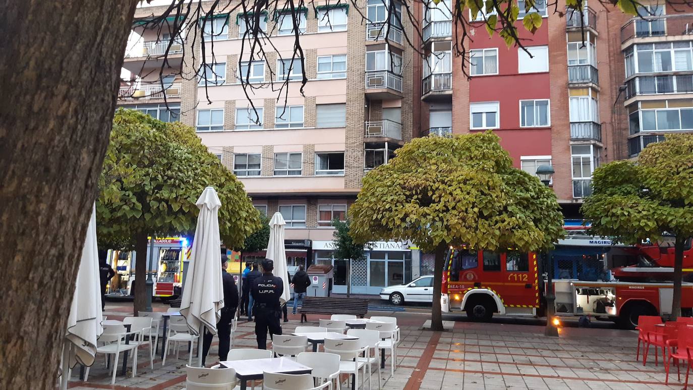 El incendio de una vivienda en Delicias, en imágenes