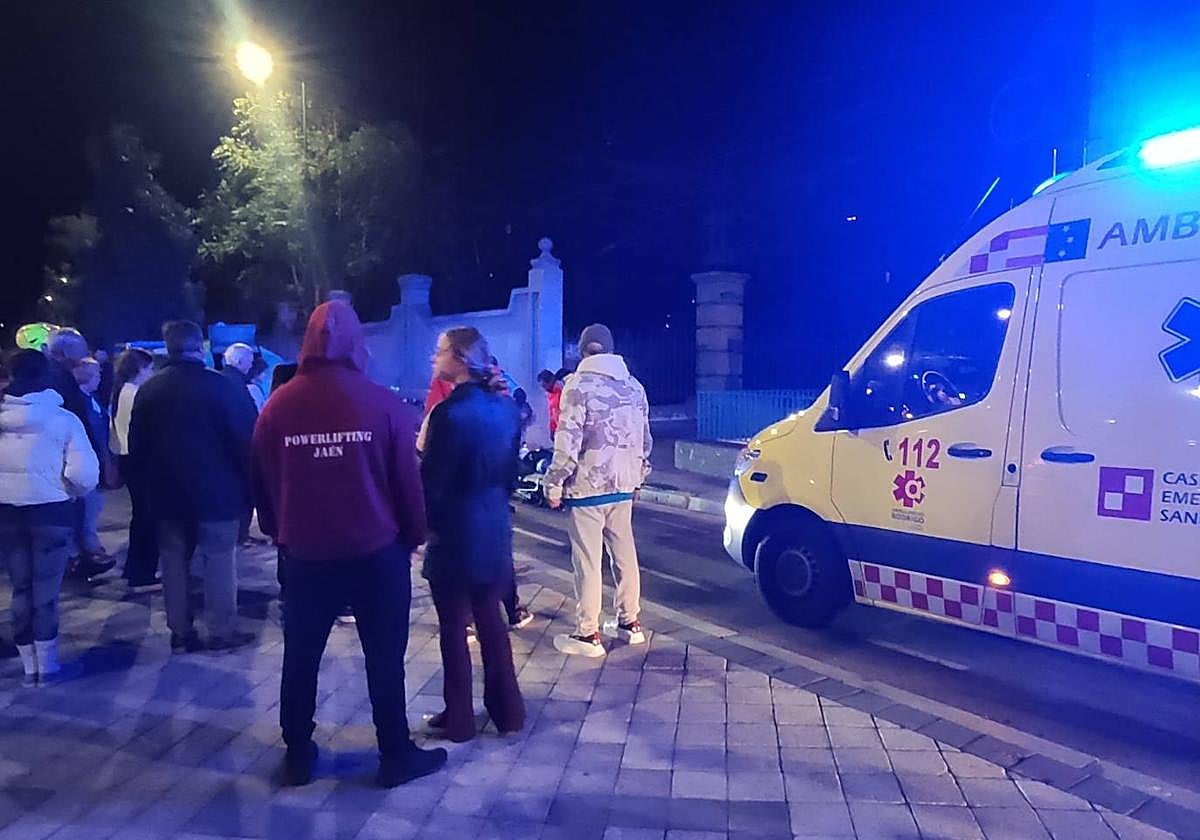 Personal sanitario atiende al conductor del patinete en la calle Estación.
