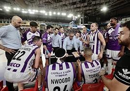 Paco García da instrucciones en un tiempo muerto en Pisuerga.