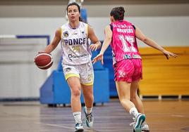 Gloria Izquierdo avanza con la pelota delante de una jugadora del Adba Sanfer.