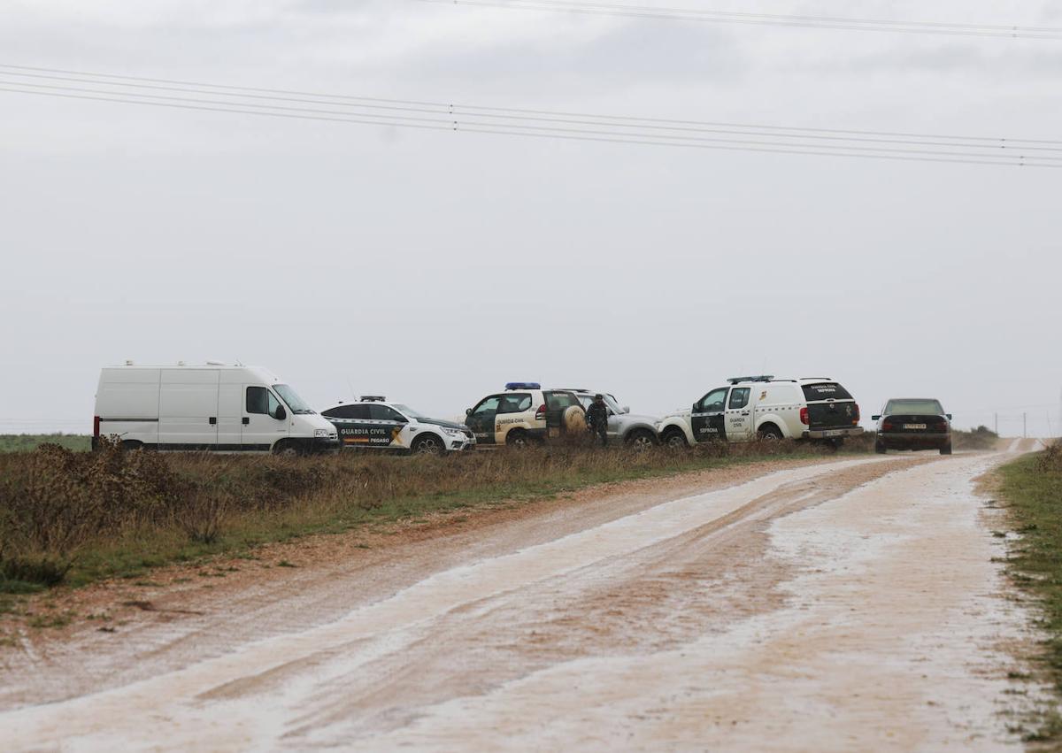 Imagen secundaria 1 - Rabaño y caravana de Pedro. Dispositivo de la Guardia Civil durante la búsqueda del último cachorro. Pedro, en el interior de su coche, con un perro en la parte trasera.