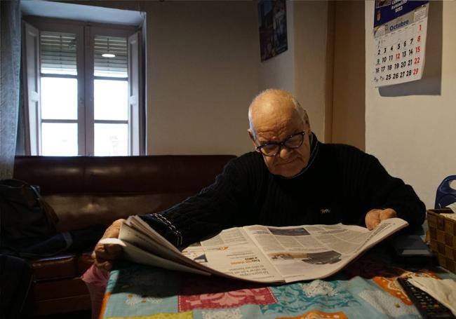 Eugenio leyendo en El Norte, que los perros de Roales del Pan han sido llevados a un centro canino en Simancas