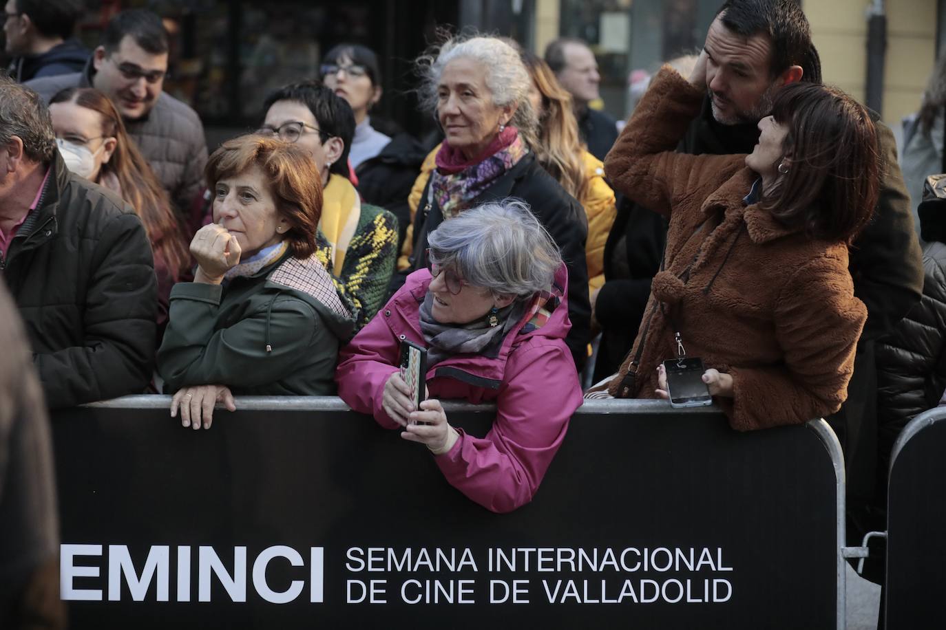 Los fans se asoman para ver a los famosos en la alfombra verde.