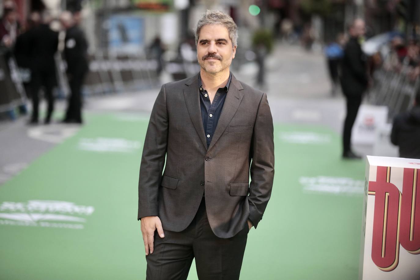 Ernesto Sevilla posa en la alfombra verde