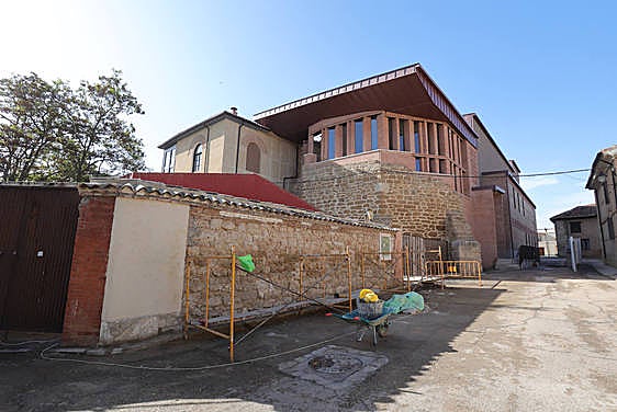 Edificio del antiguo convento de San Francisco de Paredes.