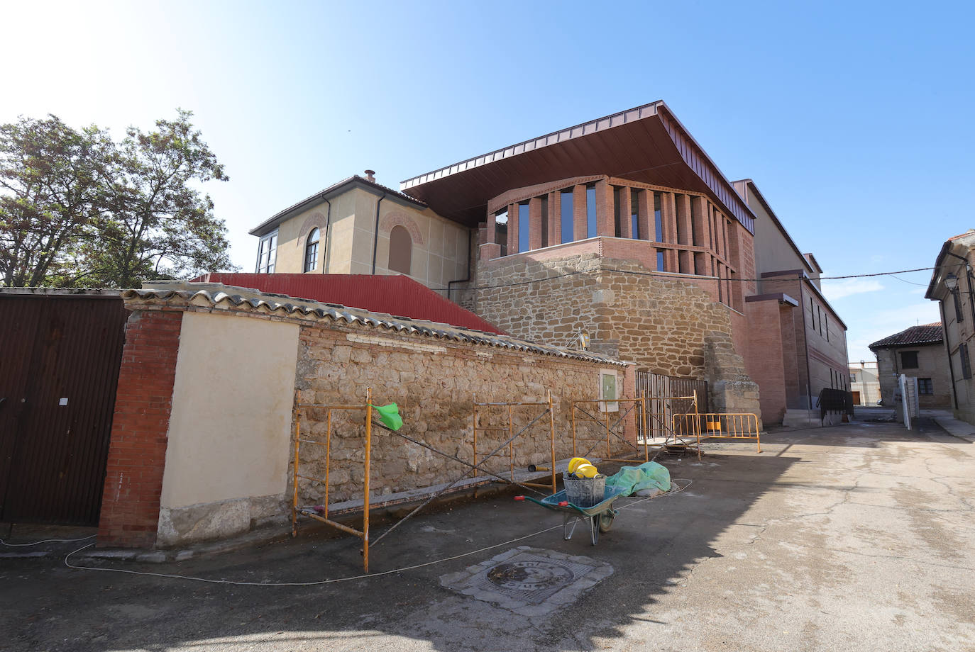 Edificio del antiguo convento de San Francisco de Paredes.