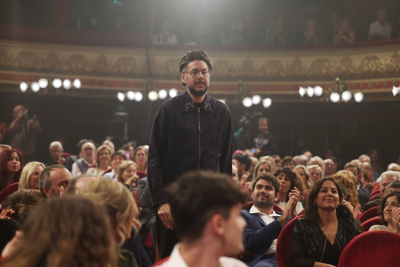 El director Víctor Iriarte se dirige al escenario del Teatro Calderón.