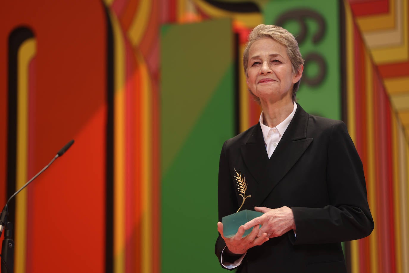 Charlotte Rampling recoge la Espiga de Honor.