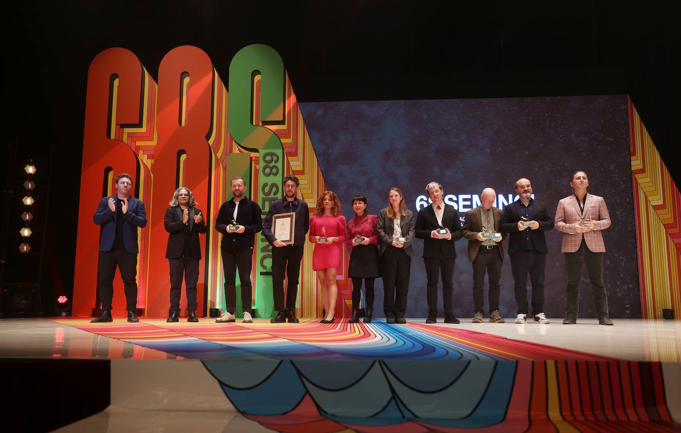 Todos los premiados posan juntos en el escenario del Teatro Calderón.