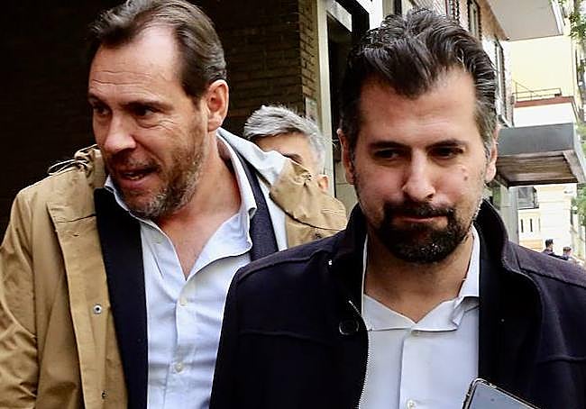 Óscar Puente y Lusi Tudanca, ayer a la entrada de la sede federal del PSOE, en la calle Ferraz de Madrid, para asistir al comité federal del partido.