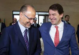 Luis Fuentes y Alfonso Fernández Mañueco se saludan antes de un acto institucional en las Cortes en la etapa de coalición de PP y Ciudadanos.