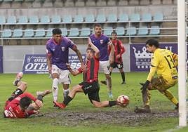 Marcelo intenta batir al guardameta del Laguna.