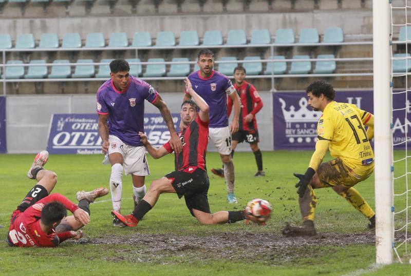 Marcelo intenta batir al guardameta del Laguna.