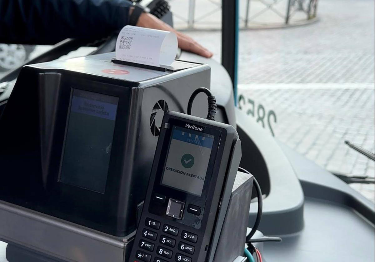 Máquina instalada en los autobuses para el pago con tarjeta.