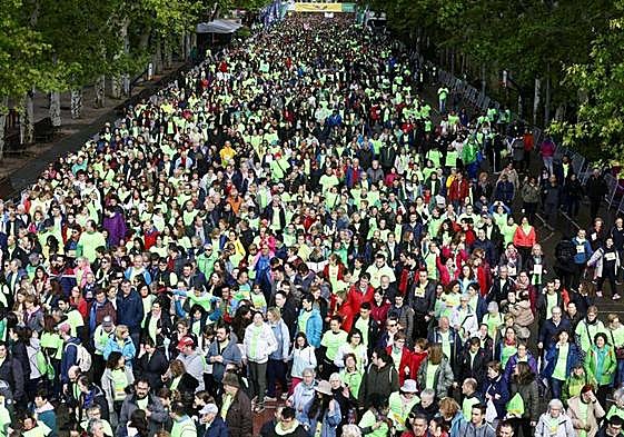 Los participantes comienzan la marcha en la Acera Recoletos.