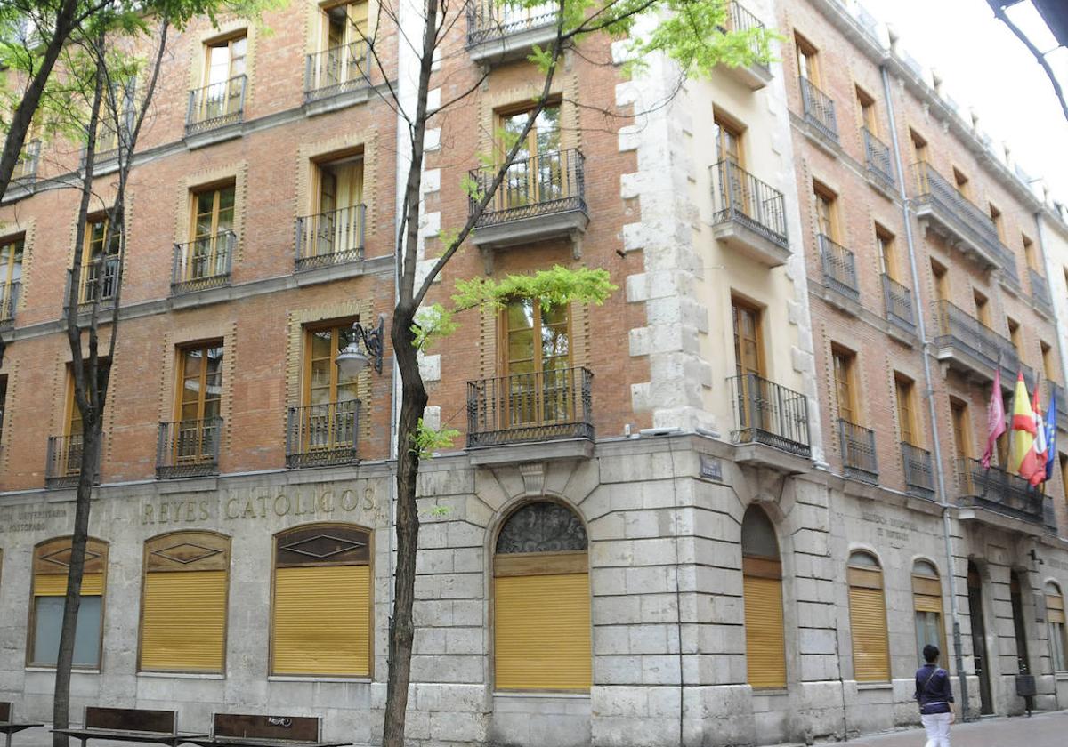 Edificio de la residencia de posgrado Reyes Católicos, en la calle Teresa Gil.