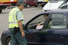 Agente de la Guardia Civil en un control de tráfico