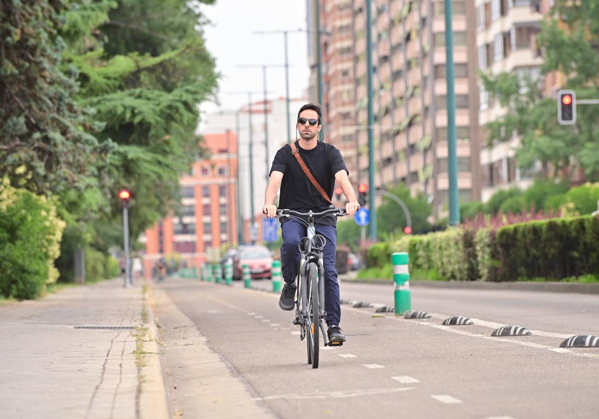 Un ciclista circula por el carril bici actual, en una imagen de julio.