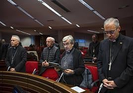 El arzobispo de Valladolid, Luis Argüello, con una tableta digital, en la asamblea celebrada ayer por la Conferencia Episcopal.