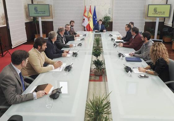 Un momento de la reunión celebrada esta tarde en Valladolid, entre representantes de la Junta y Ganaderos Unidos.