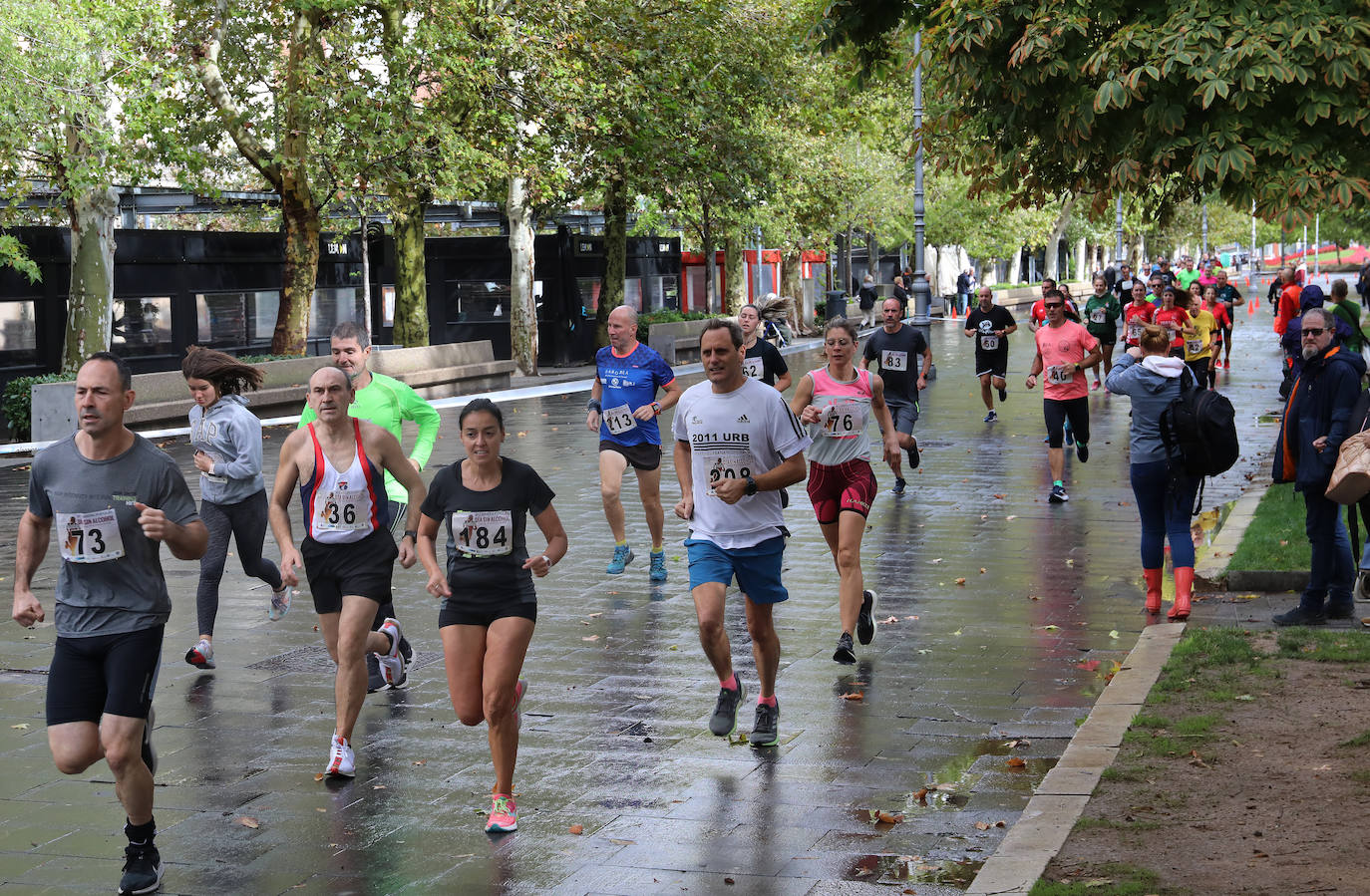 Los palentinos participan en la carrera sin alcohol bajo la lluvia