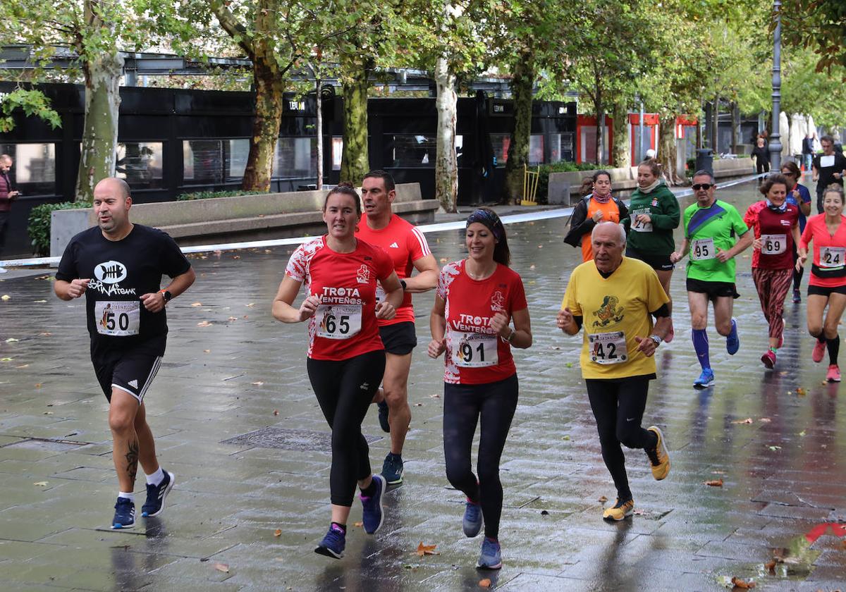 Los palentinos participan en la carrera sin alcohol bajo la lluvia