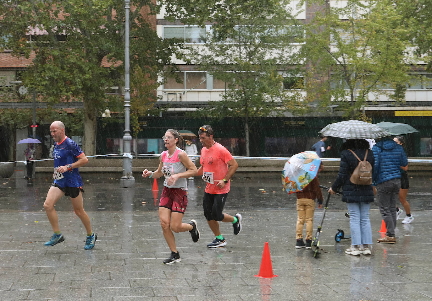 Los palentinos participan en la carrera sin alcohol bajo la lluvia