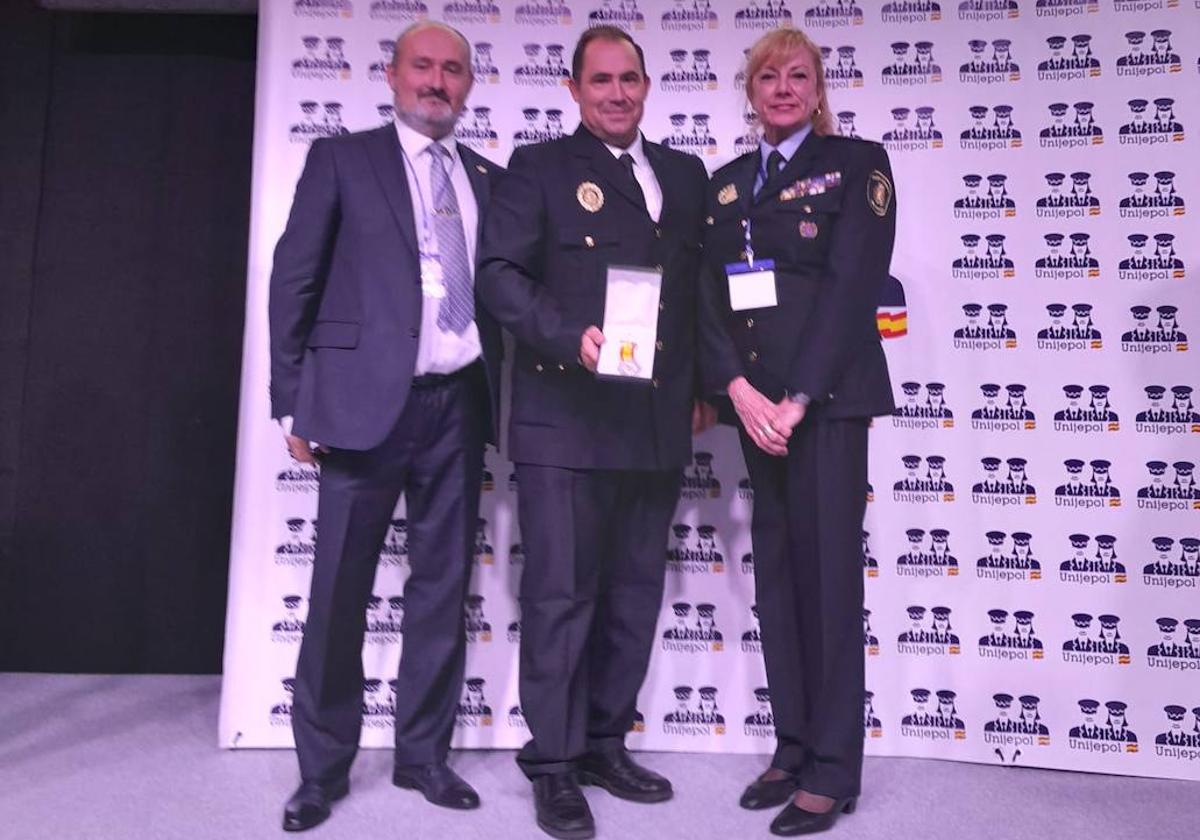 El policía local Aitor Martínez (centro), junto al concejal de Seguridad Ciudadana, Alberto Cuadrado, y la superintendente jefa de Valladolid, Julia González, tras la entrega de premios.