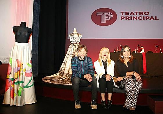 La alcaldesa, Miriam Andrés, acompañada de la coreógrafa Lola Eiffel y el concejal de Cultura, Francisco Fernández en la presentación en el Teatro Principal.