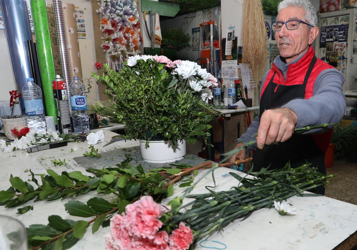 Preparación de centros en la floristería Vivaldi de Palencia.