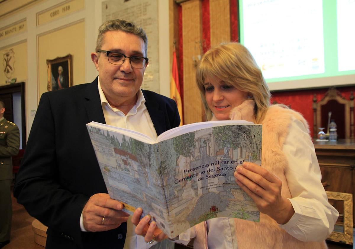 Los autores José Carrero y Mercedes Sanz de Andrés sujetan el libro presentado.