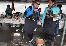 Participantes en el concurso prueban el guiso.