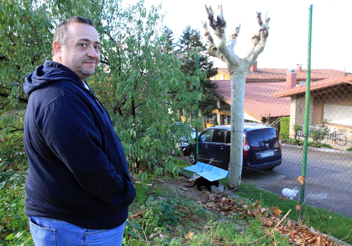 Jesús Sanz, cuidador autorizado, junto a un comedero de gatos.