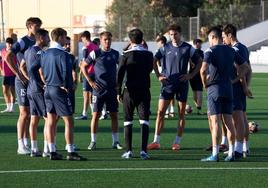 Alberto Gallego habla con parte de sus futbolistas en el entrenamiento de este lunes, preparatorio para el partido con el Real Valladolid.