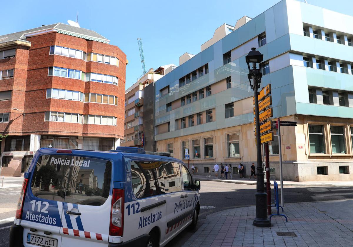 Un vehículo de Policía Local en el entorno de los juzgados.