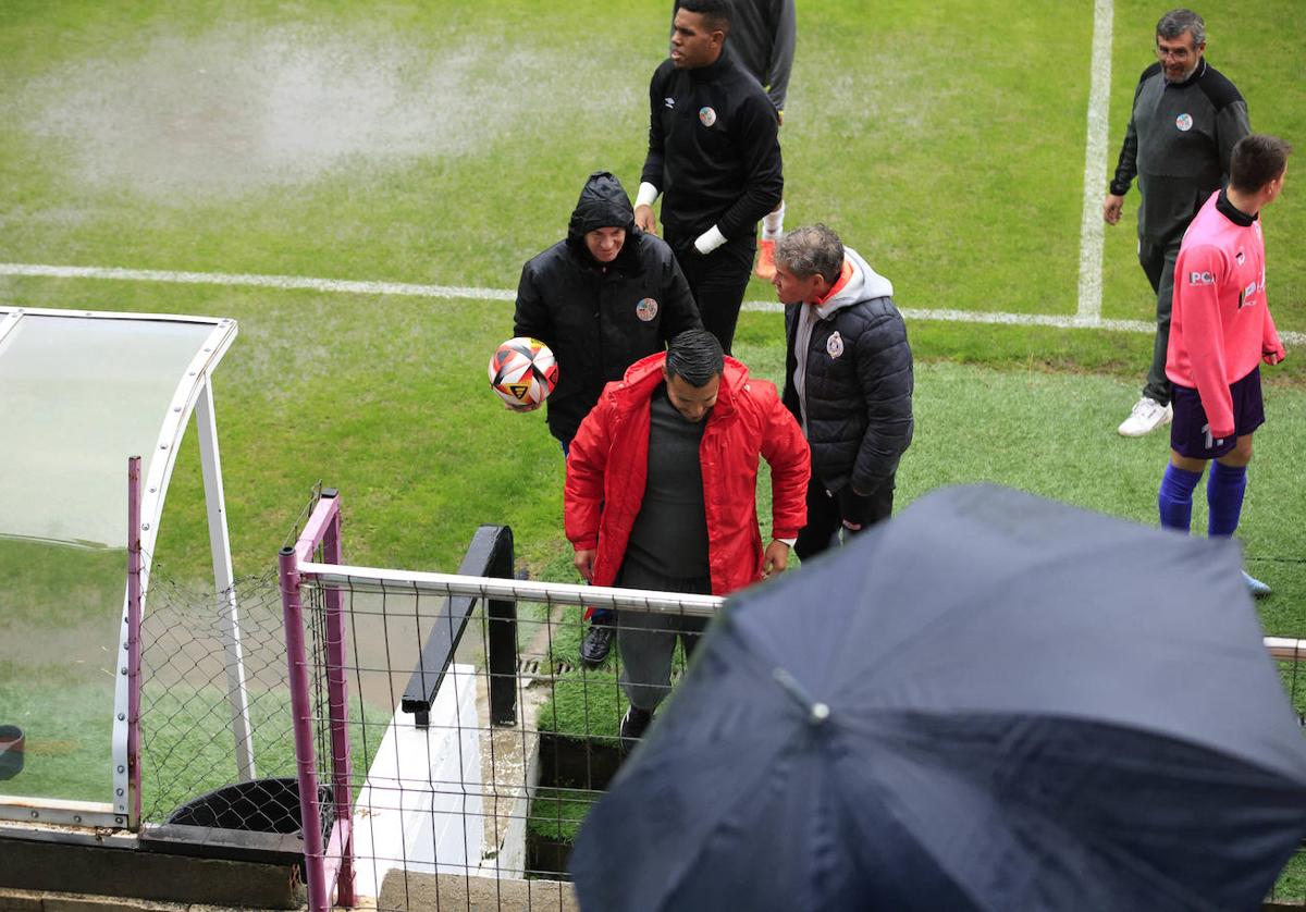 Estado del césped antes de suspender el partido entre el Salamanca UDS y el Palencia Cristo.