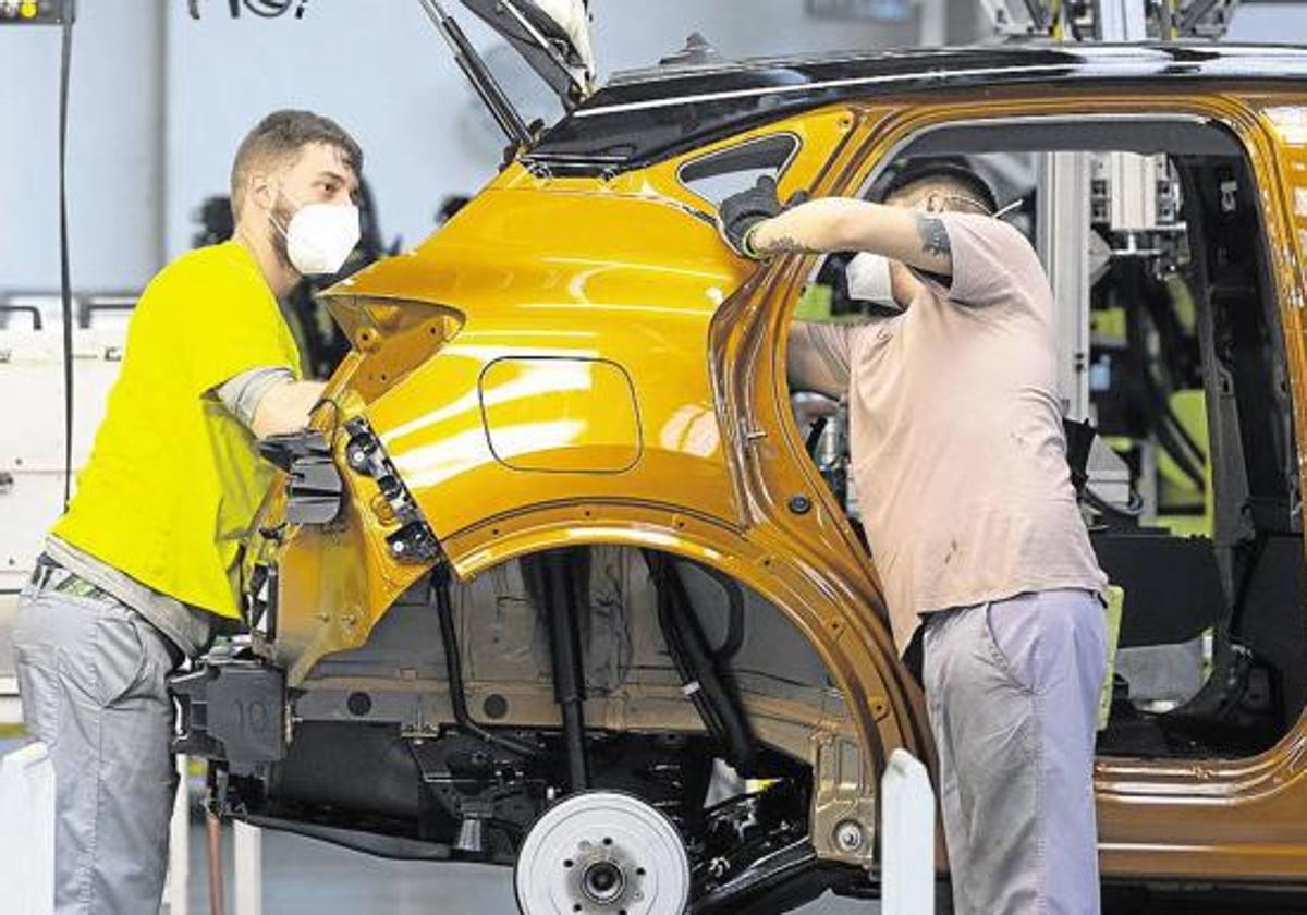 Dos trabajadores en Montaje de Valladolid, con un modelo Captur.