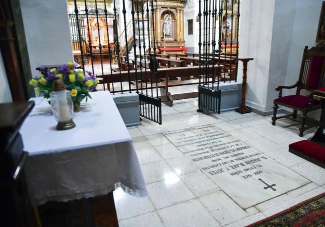 Lápida de Joaquín Drake, en la iglesia del Salvador.