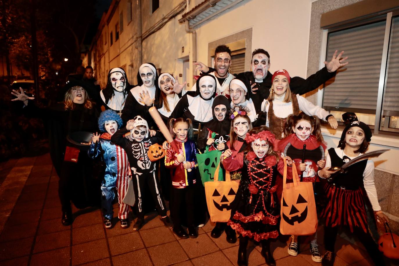 Las imágenes de la noche de Halloween en el barrio Girón