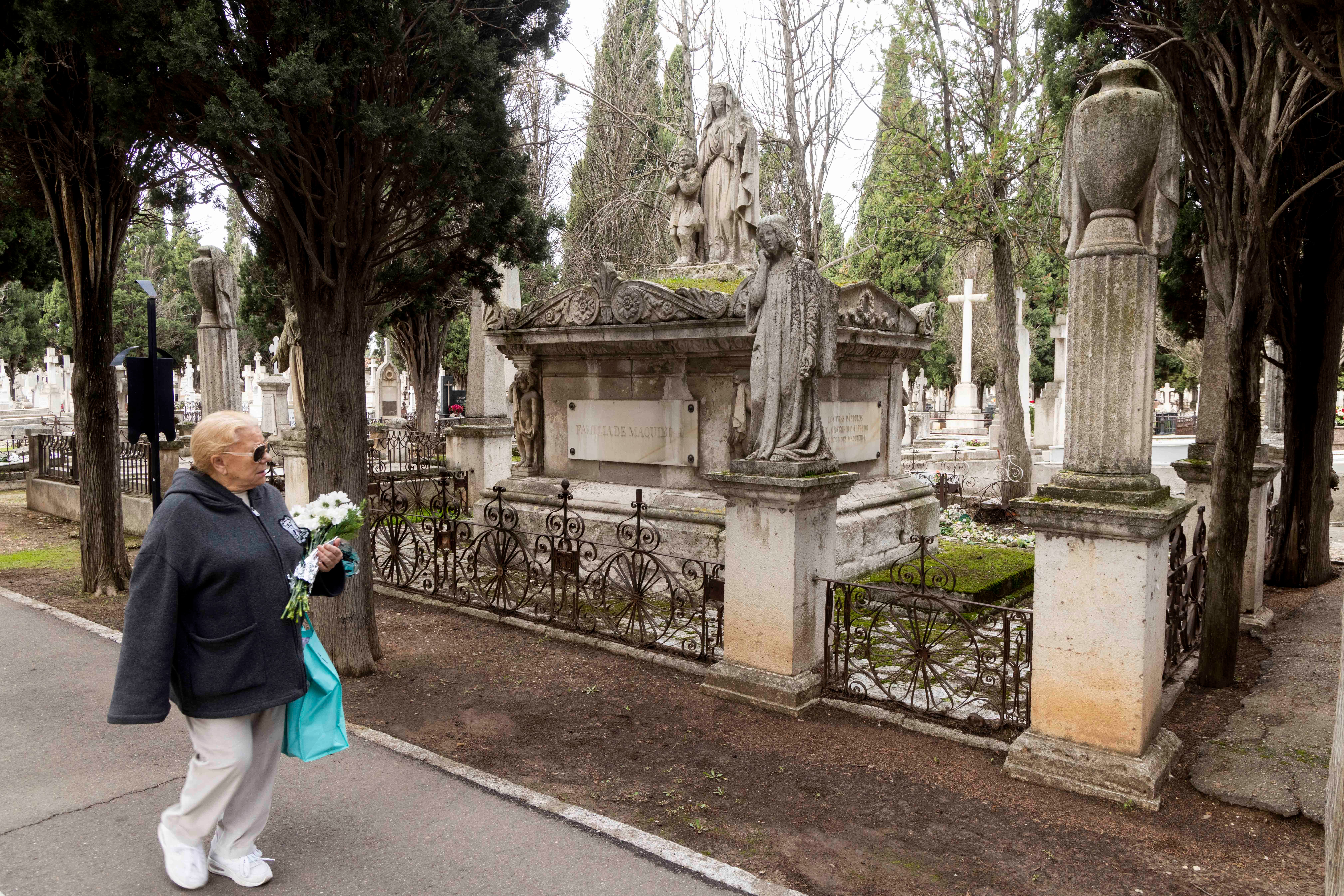 Panteón de la familia Maquieira, realizado por el escultor Nicolás Fernández de la Oliva, autor también de la estatua de Miguel de Cervantes situada en la Plaza de la Universidad de Valladolid.