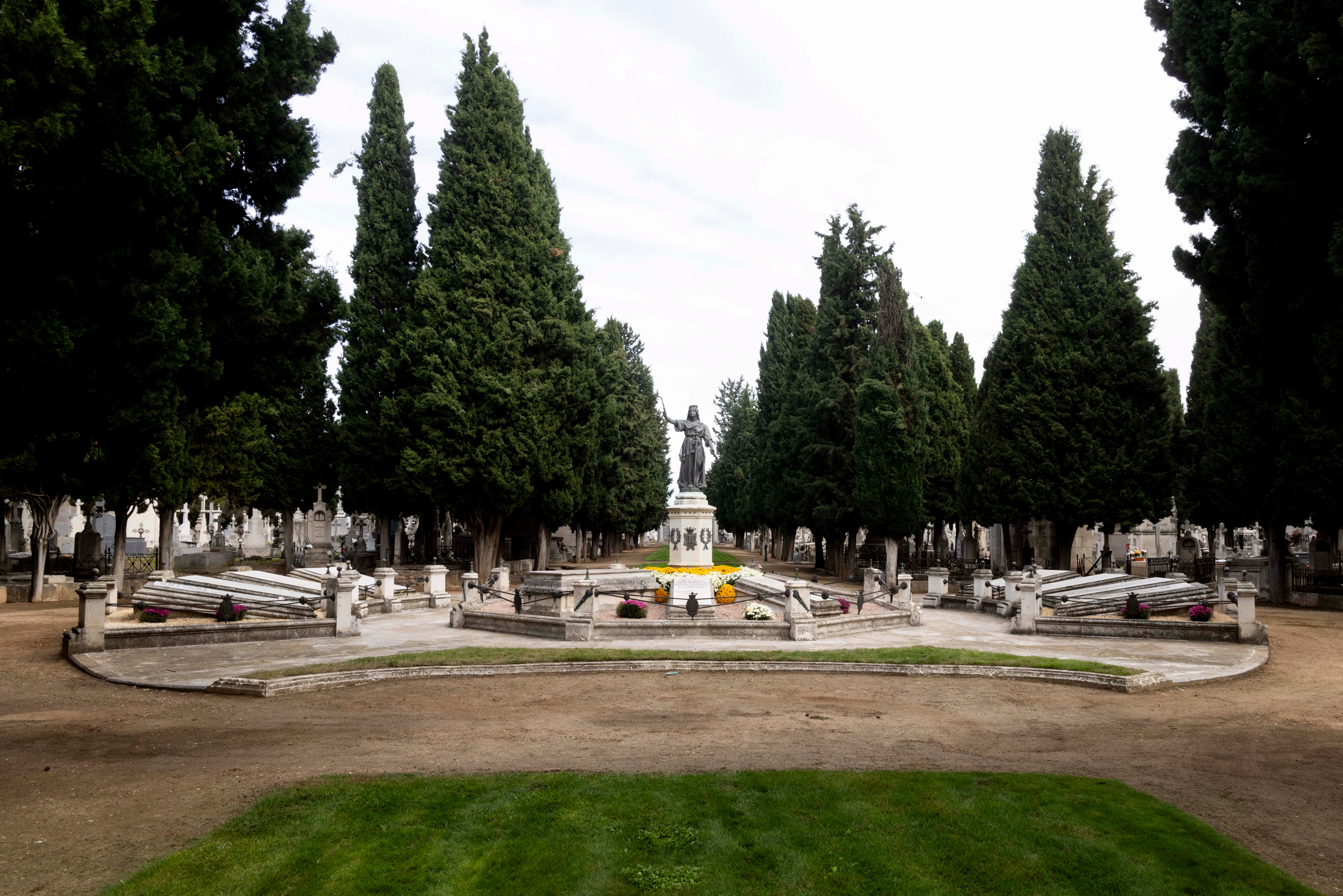 El Panteón de Personas Ilustres realizado para poder albergar los restos de José Zorrilla, fallecido en Madrid en 1893, también acoge los enterramientos de Miguel Delibes, Rosa Chacel, Emilio Ferrari, Pío del Río Hortega, Vicente Escudero… 