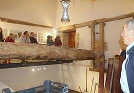 Ángel Fombellida explica el lagar comunal de La Tercia.