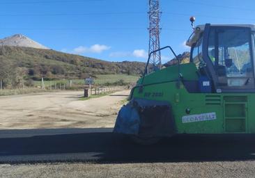 Continúa la obra de ensanche de la carretera CL-627 que une Cervera con Cantabria