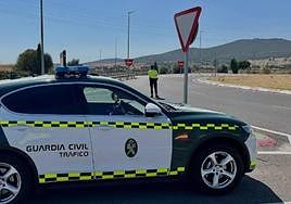 Un coche de la Guardia Civil, en la rotonda del siniestro.