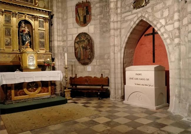 Enterramiento del padre José Luis Gago, en la iglesia de San Pablo.