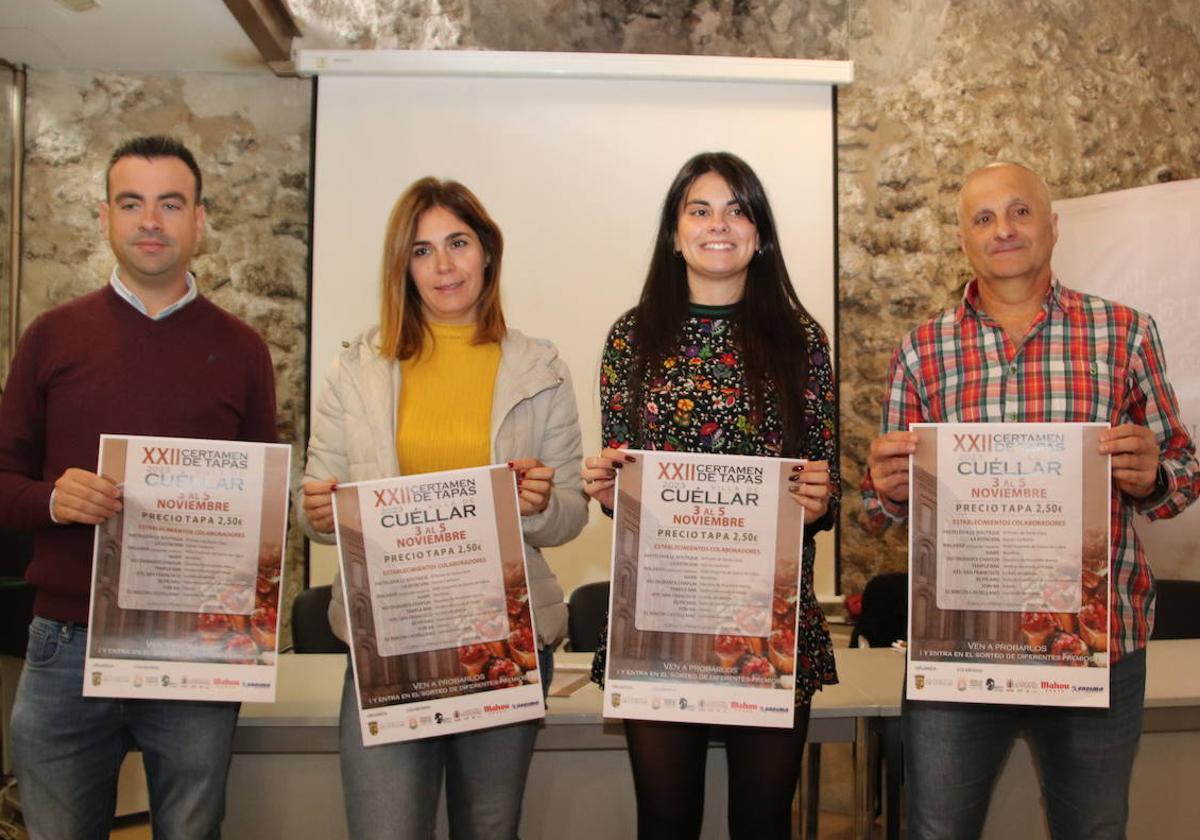 El alcalde Carlos Fraile (izq.) y otros participantes en la presentación del concurso de tapas de Cuéllar.